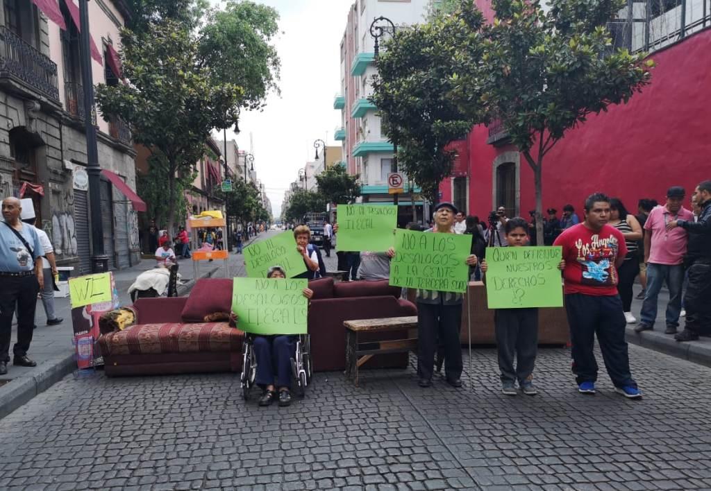Los desalojados colocaron sus pertenencias sobre la avenida Isabel La Católica. | César Velázquez