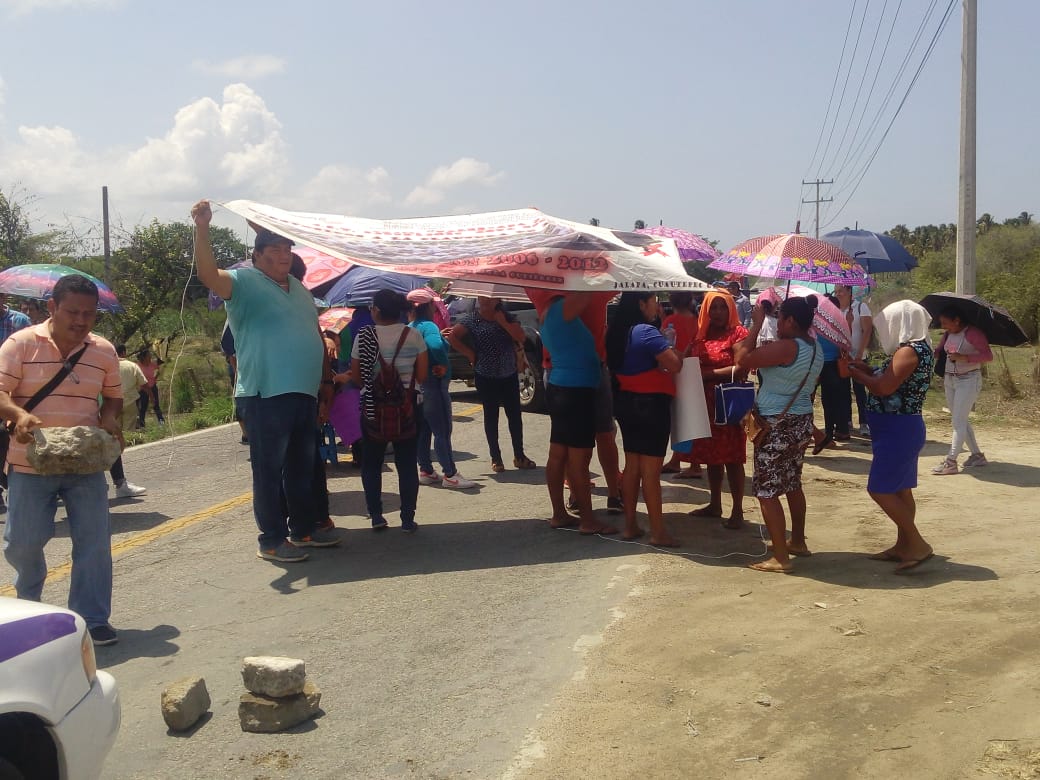 En Guerrero, maestros bloquearon carretera Acapulco-Pinotepa Nacional. (Javier Trujillo)