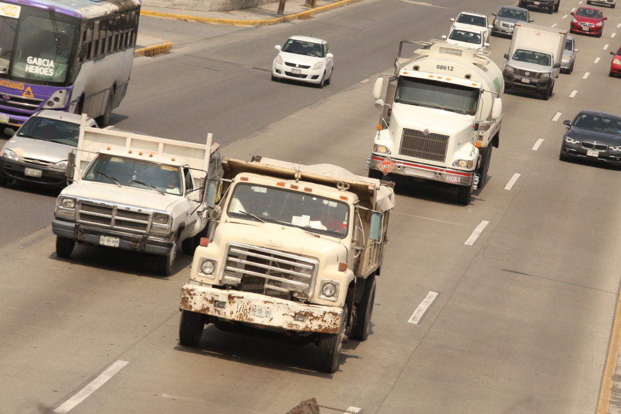 Habitantes de San Pedro difieren sobre decomiso de autos contaminantes. Foto: Roberto Alanís