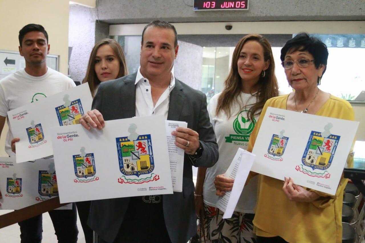 Legisladores locales propusieron eliminar las chimeneas de Fundidora en el escudo de Nuevo León. Foto: Especial