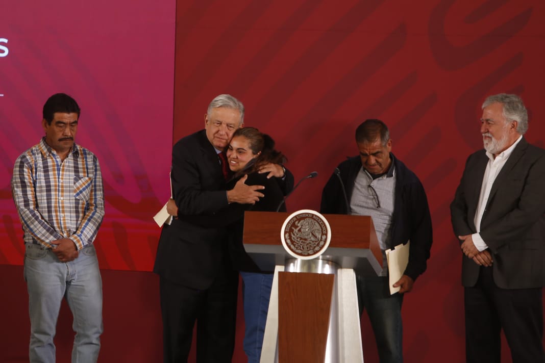 López Obrador acompañado por un grupo de presos políticos liberados/Ariana Pérez.