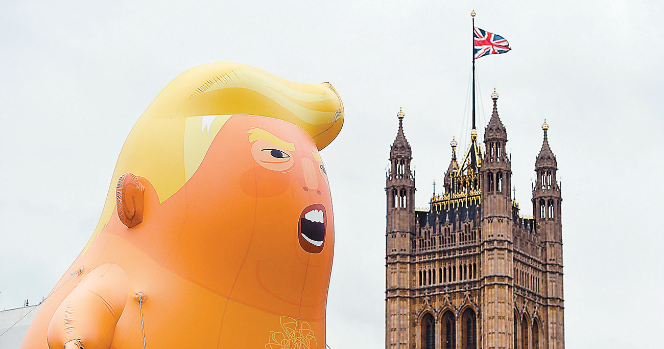 En las marchas no faltó “Baby Trump”, el globo gigantesco anaranjado que se mofa del presidente estadunidense. (EFE)