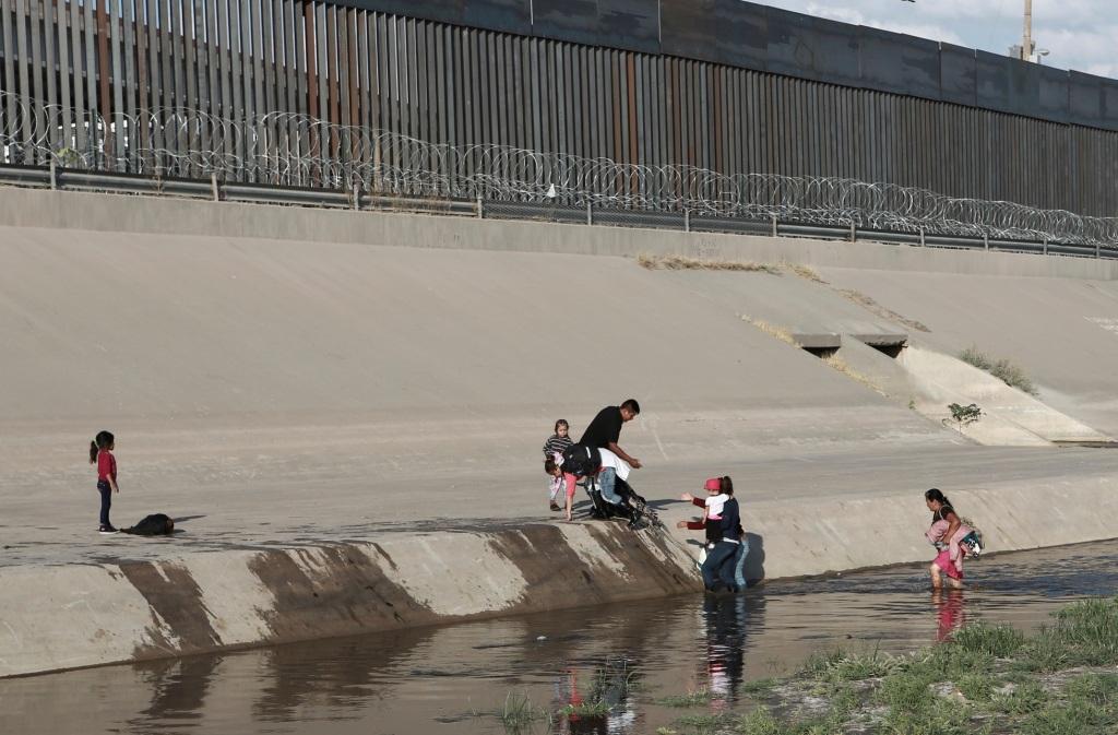 Más de 100 mil migrantes se han detenido en la frontera con Estados Unidos (AP)