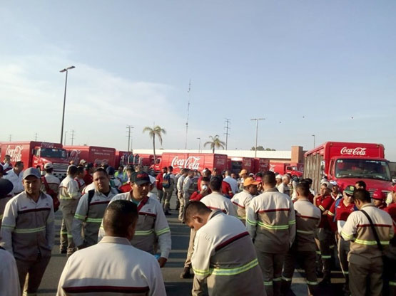 Los repartidores dicen que por camión hay dos trabajadores que tienen que estibar 600 cajas de refresco. (Cortesía)