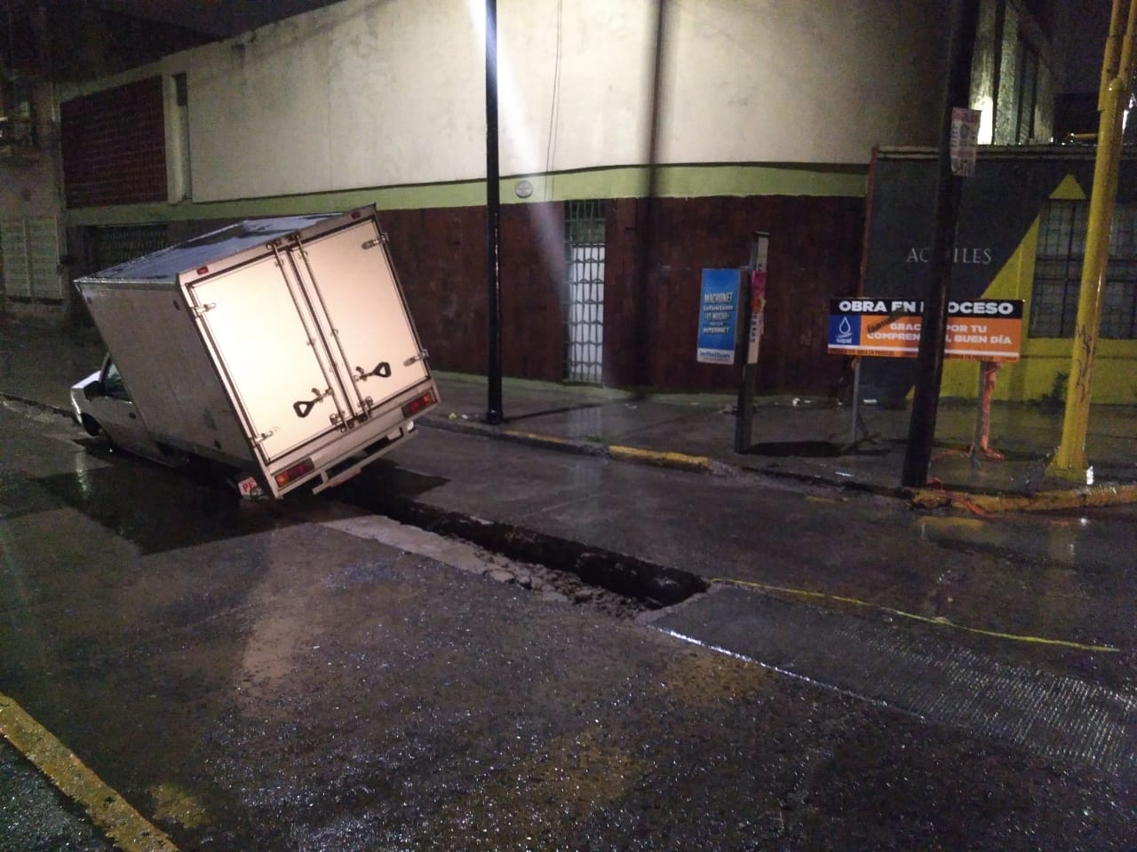 Resultan 3 automóviles afectados en obras de Sapal