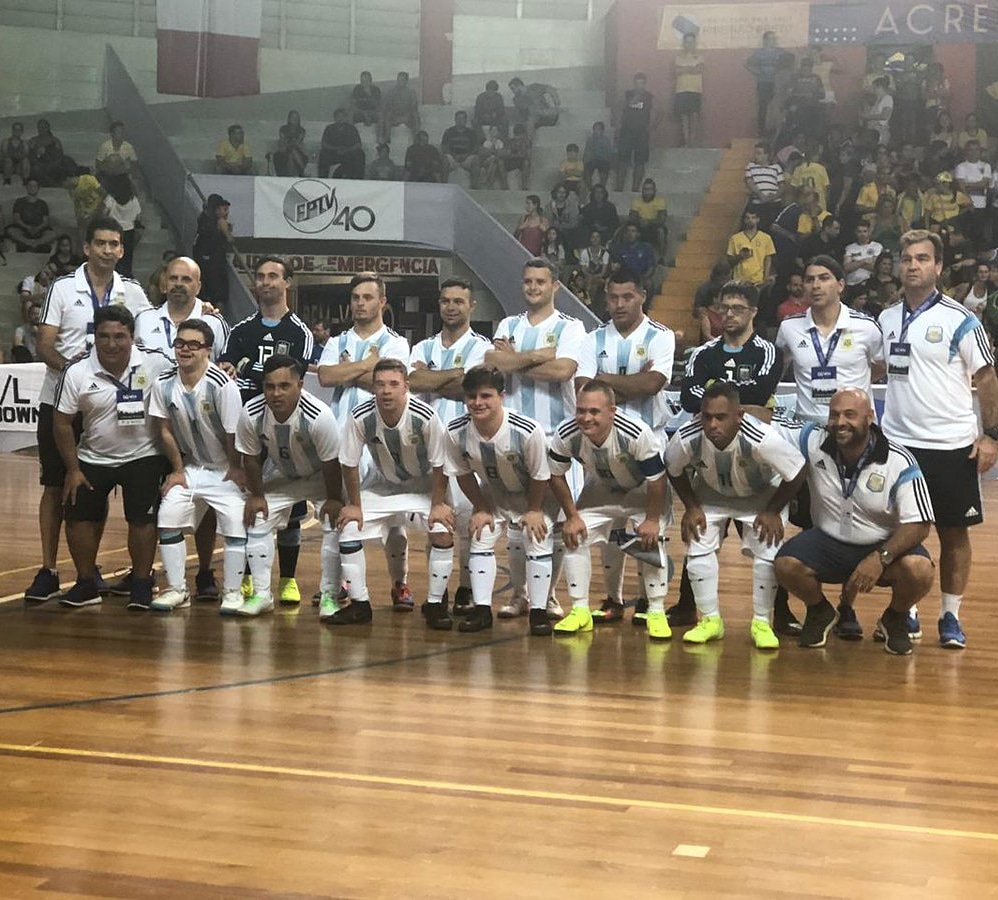Selección argentina que participó en el Mundial Futsala de Síndrome de Down (Twitter @ParaDeportesOK)