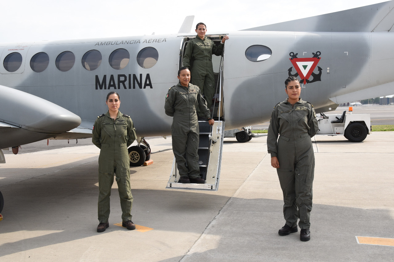 El trabajo de esta tripulación consiste en trasladar pacientes en apoyo a la población civil. / Especial