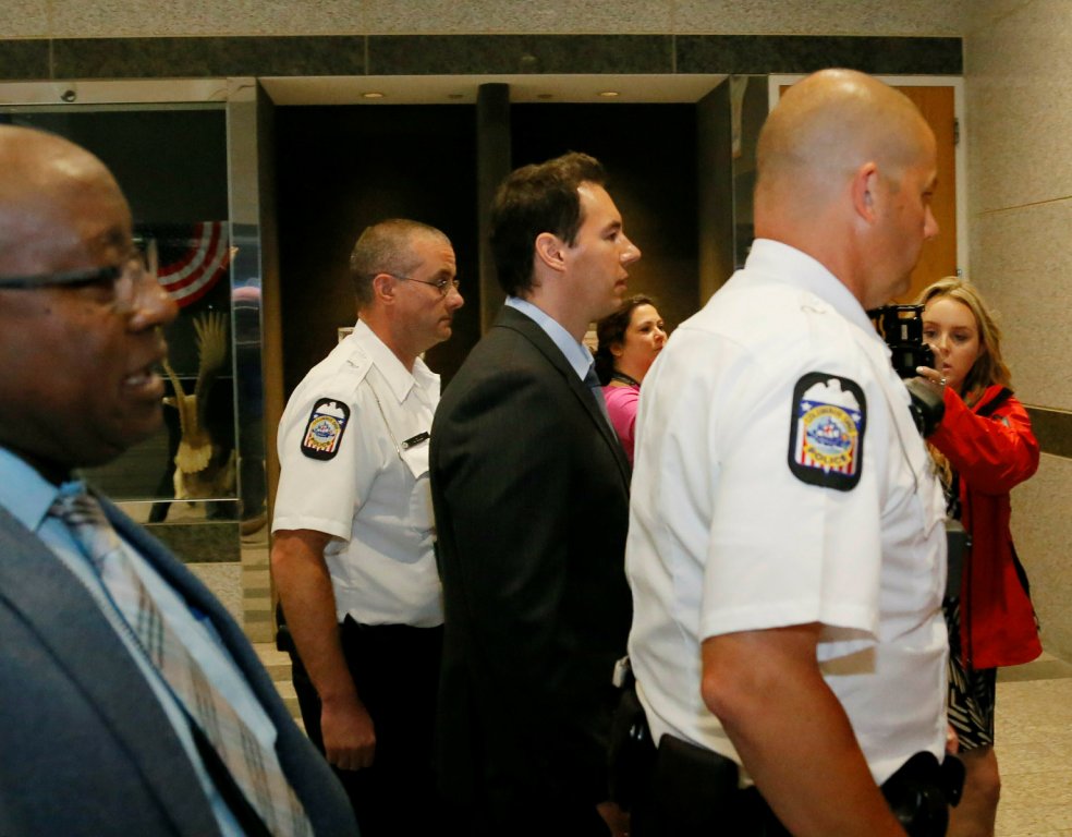 William Husel (cen.) laboraba en el Mount Carmel Health System en Columbus, Ohio (AP)