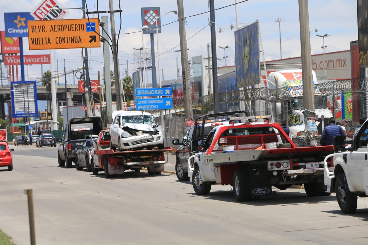 Derivado del impacto, el automóvil se desplazó y chocó en la parte baja de un trailer. (Ivan Carmona)