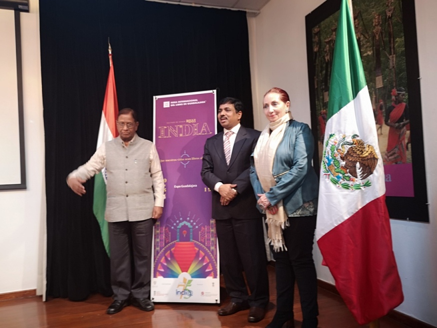 Director de la Fundación Nacional del Libro, Govind Prasad Sharma; Muktesh Pardeshi, embajador de India en México, y Marisol Schulz, directora de la F