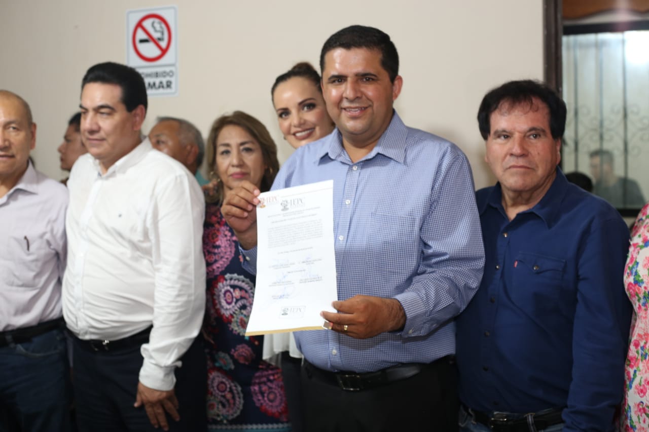 Entrega de acta de mayoría a Homero Martínez. (Rolando Riestra)