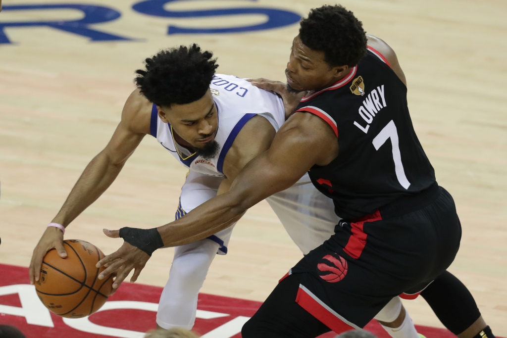Kyle Lowry es golpeado por un fanático de los Warriors (Reuters)
