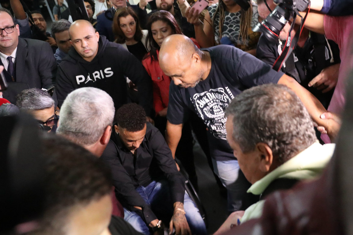 Neymar acude en silla de ruedas a declarar ante justicia (EFE)