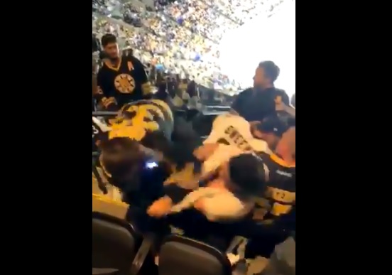 Pelea entre aficionados de los Boston Bruins (Especial)