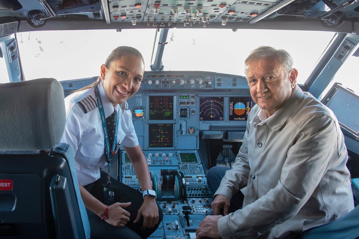 AMLO viaja como copiloto en vuelo a Los Cabos/Especial.