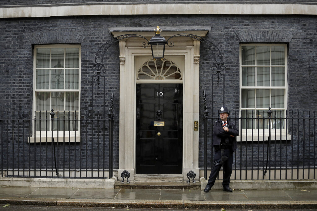 El elegido recibirá las llaves del número 10 de Downing Street, residencia oficial del primer ministro británico. AP