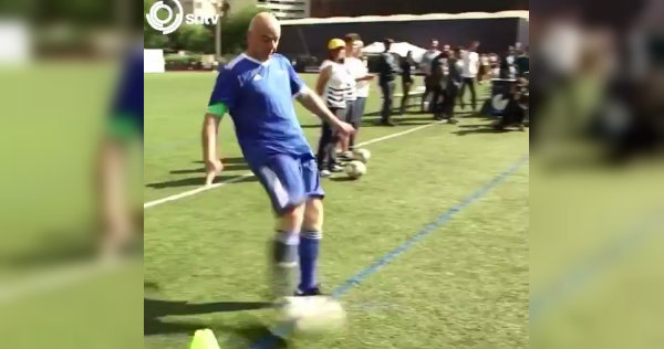 Gianni Infantino cobra el peor tiro de esquina de la historia (Twitter @sntvstory)