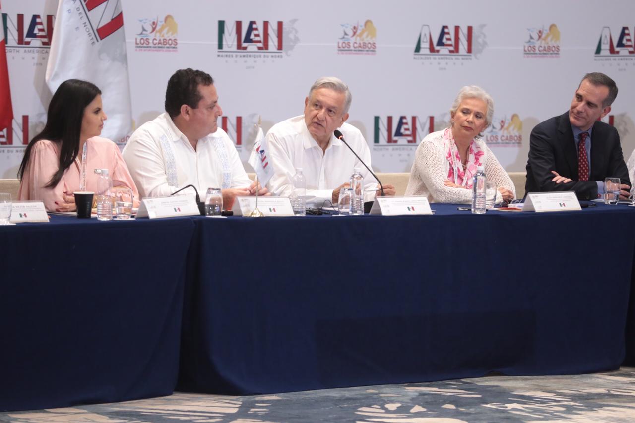 Afirmó López Obrador que "nadie sale de su pueblo, abandona a su familia por gusto. Lo hace por necesidad".