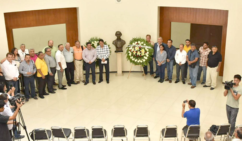 El municipio reconoció la labor periodística y agradeció a los presentes. (Luis Alatorre)