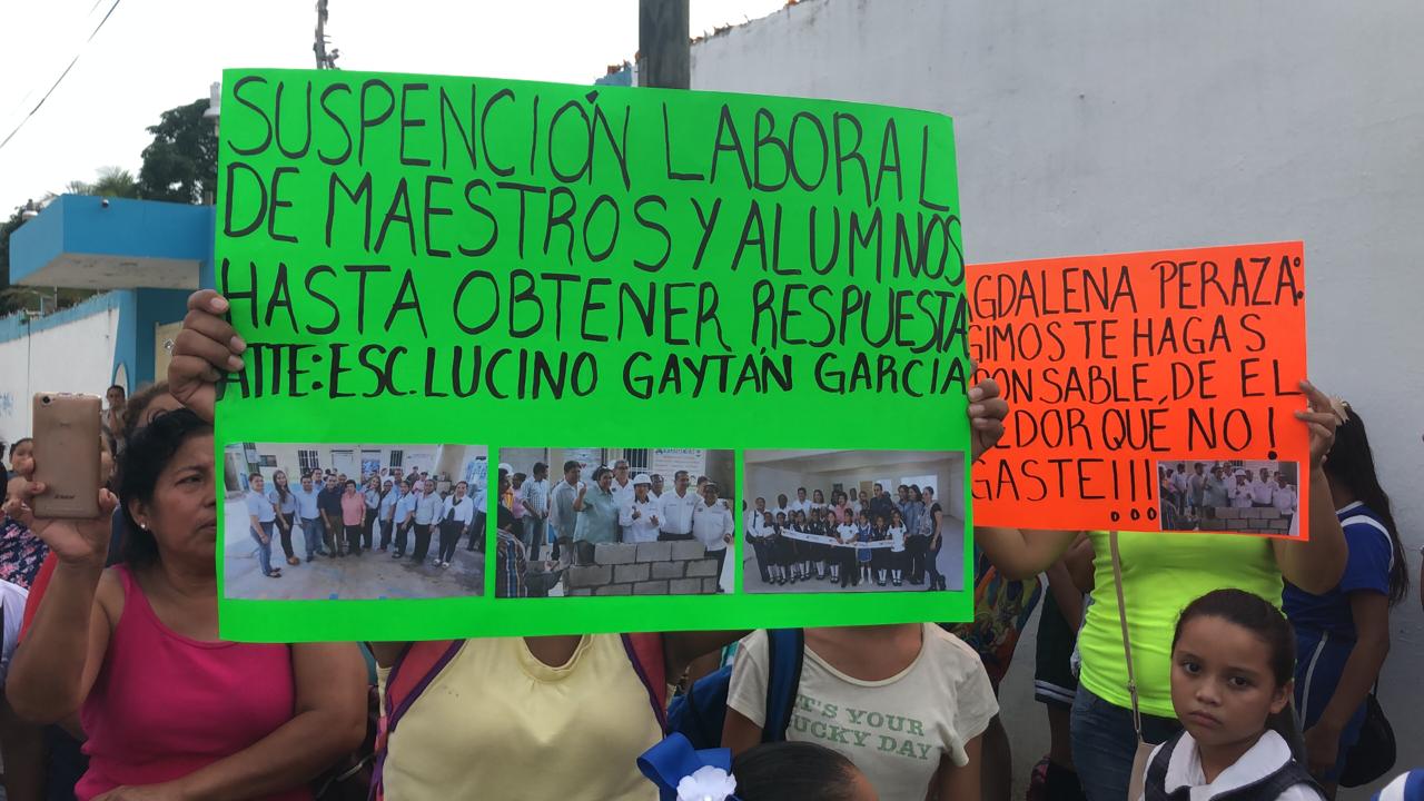 Padres de familia toman la escuela Luciano Gaytán (Foto/Joaquín López)