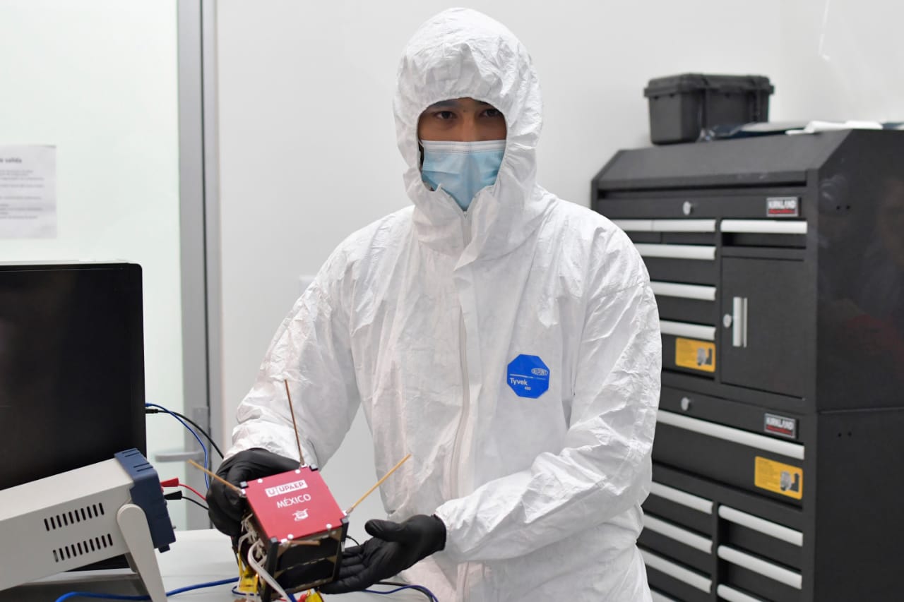 Presentó UPAEP el Nanosatétilte AztechSat-1 (Andrés Lobato)