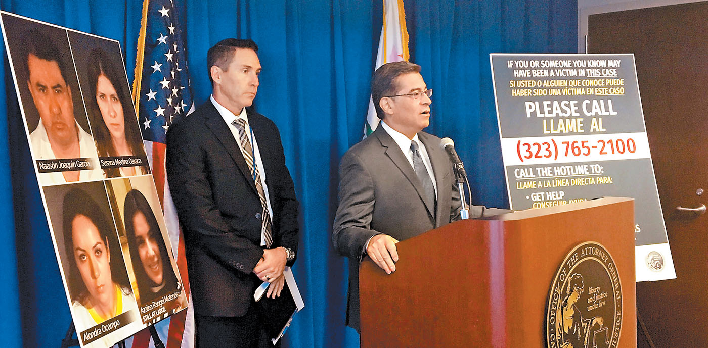 Xavier Becerra en conferencia de prensa para informar sobre el caso del líder de La Luz del Mundo. (AP)