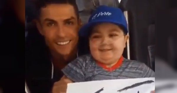 Cristiano Ronaldo detiene autobús de Portugal para abrazar a niño con leucemia (Especial)