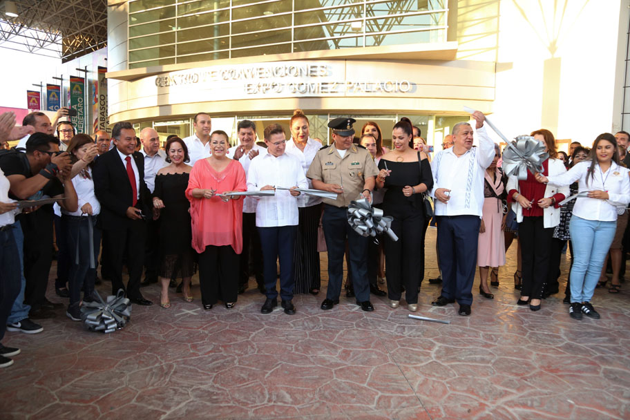 El gobernador de Durango, José Rosas Aispuro y la alcaldesa de Gómez Palacio, Leticia Herrera Ale, cortan el listón. (Martín Piña)