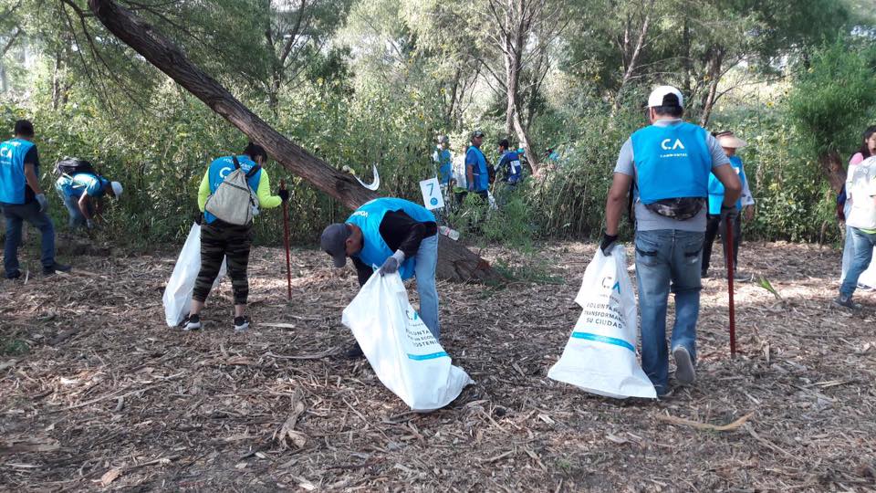 La jornada de limpieza comenzó en la sección del río Santa Catarina cercana a la estación del metro Eloy Cavazos. (Especial)