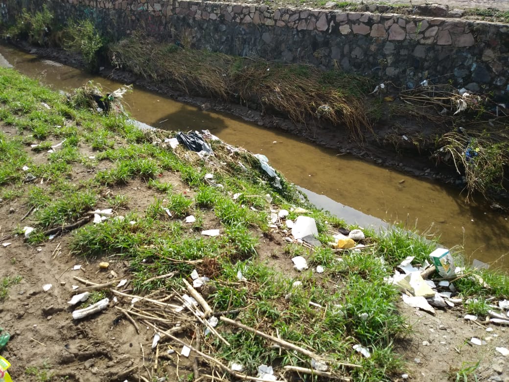 La gente sigue tirando basura