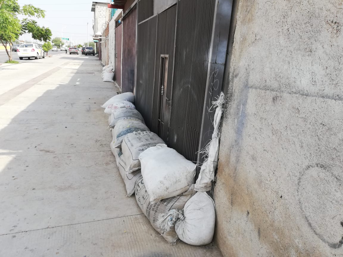 Ponen costales en la puerta para evitar que se meta el agua