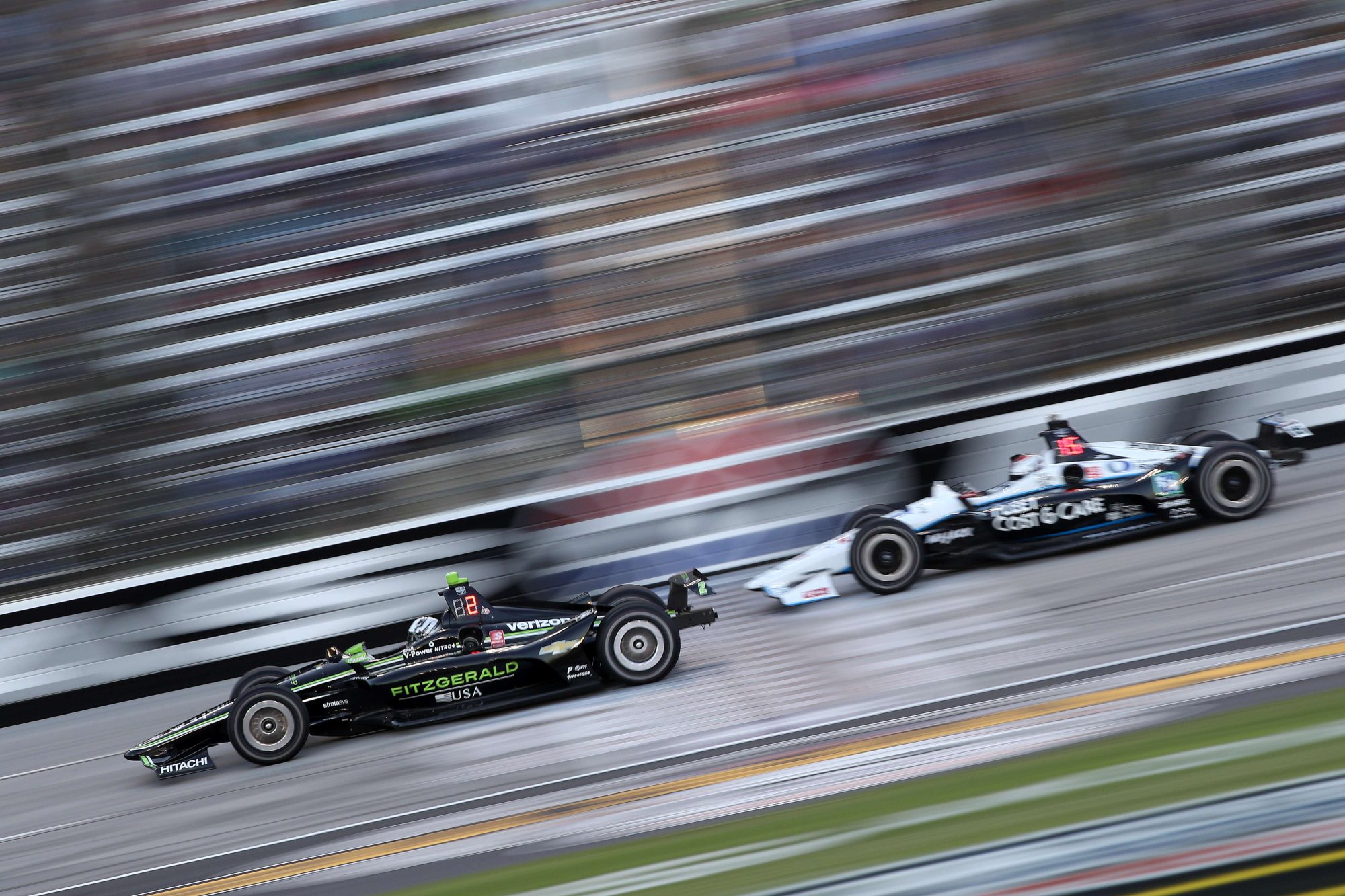 Estados Unidos. Dos corredores compiten durante la Serie NTT IndyCar DXC Technology 600 en Texas. (AFP)
