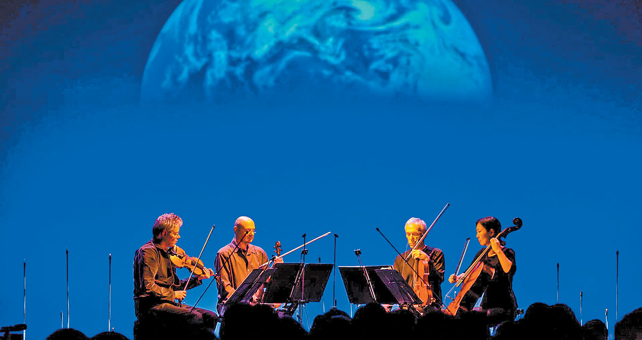 El director del grupo junto con el violista Hank Duff, el violinista John Sherba y la violonchelista Sunny Yang presentan A Thousand Thoughts. (Kronos