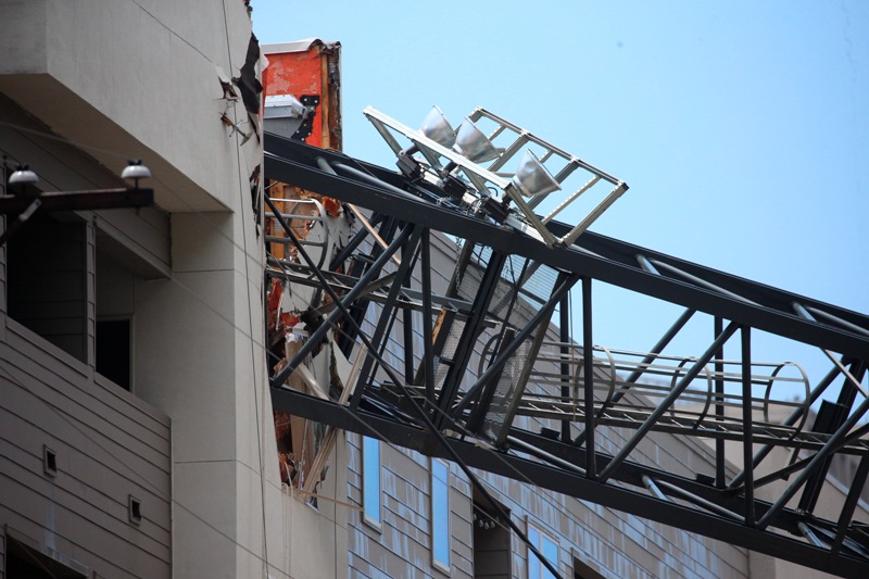 La grúa provocó fuertes daños al edificio. (AP)