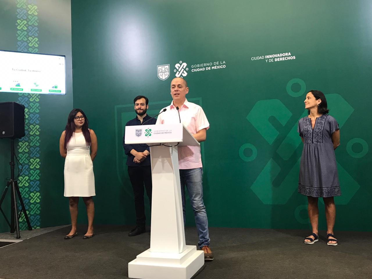 José Merino, titular de la Agencia Digital de Innovación Pública, y  Luz Elena Gónzalez secretaría de Finanzas. / Cinthya Stettin