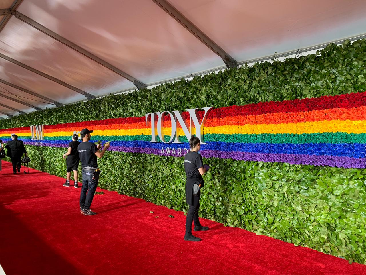 Premios Tony: estrellas del teatro deslumbran en la alfombra roja