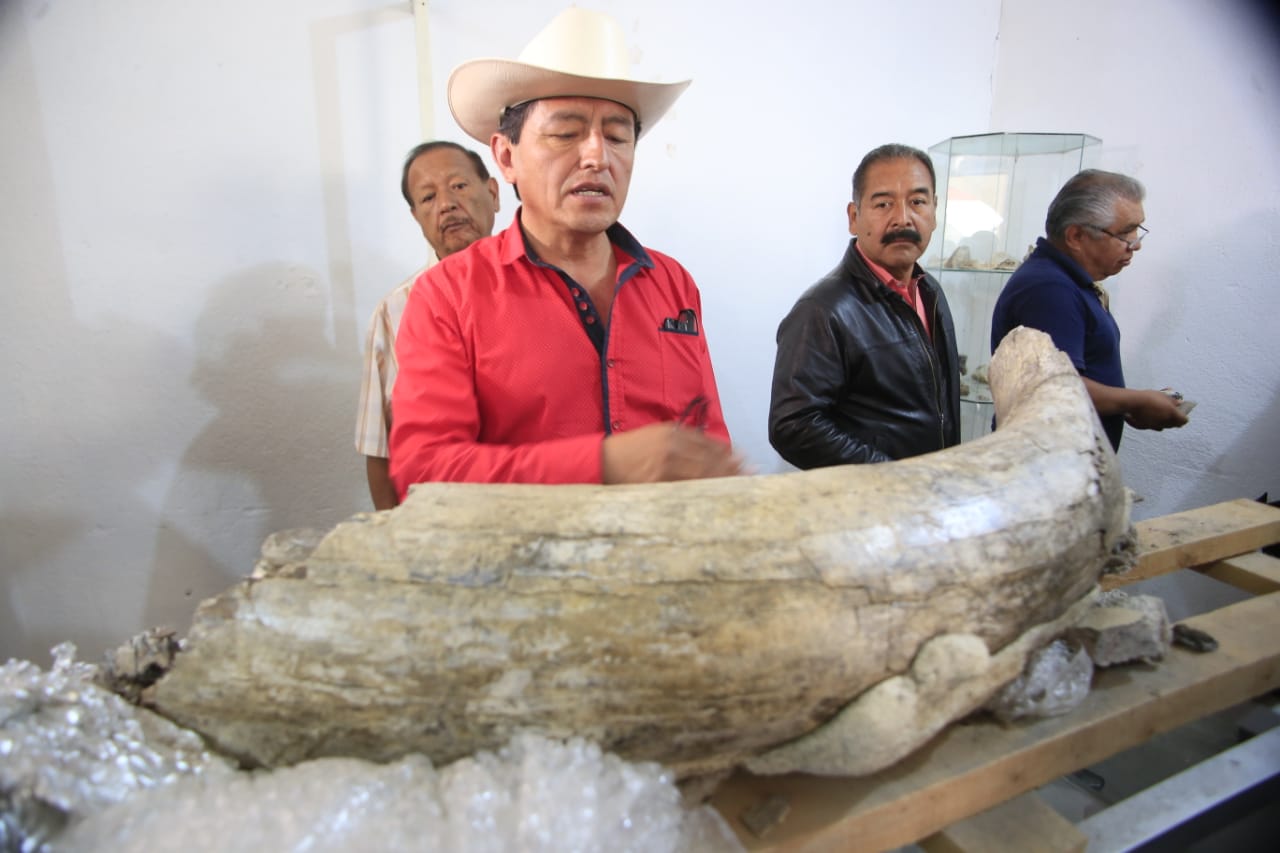 Pobladores de Totimehuacán muestran los hallazgos (Andrés Lobato)