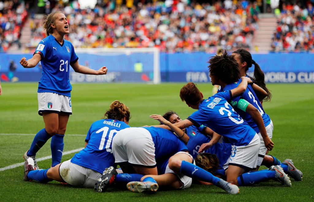 La Selección de Italia festeja su triunfo 2-1 sobre Australia en el Mundial Femenil Francia 2019 (Reuters)