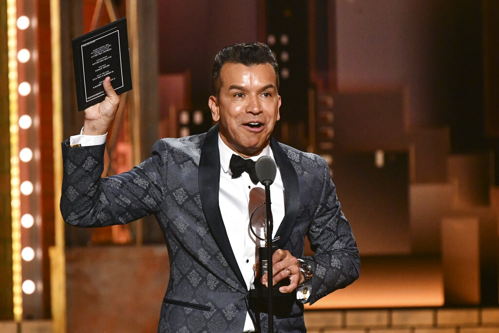 Sergio Trujillo recibe el Premio Tony a la mejor coreograf a por 'Ain't Too Proud The Life and Times of the Temptations' (AP).