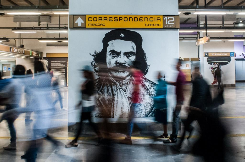 Usuarios en el transborde de Zapata del Metro. (Cuartoscuro)