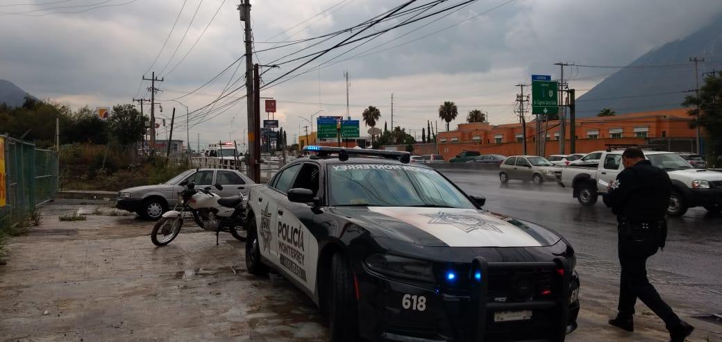 Al lugar del accidente arribaron los paramédicos de la Cruz Roja. (Foto: Elizabeth Cruz)