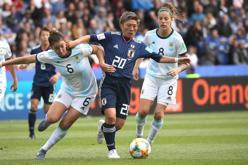 Aldana Cometti disputando el esférico con Yuika Sugasawa (AFP)