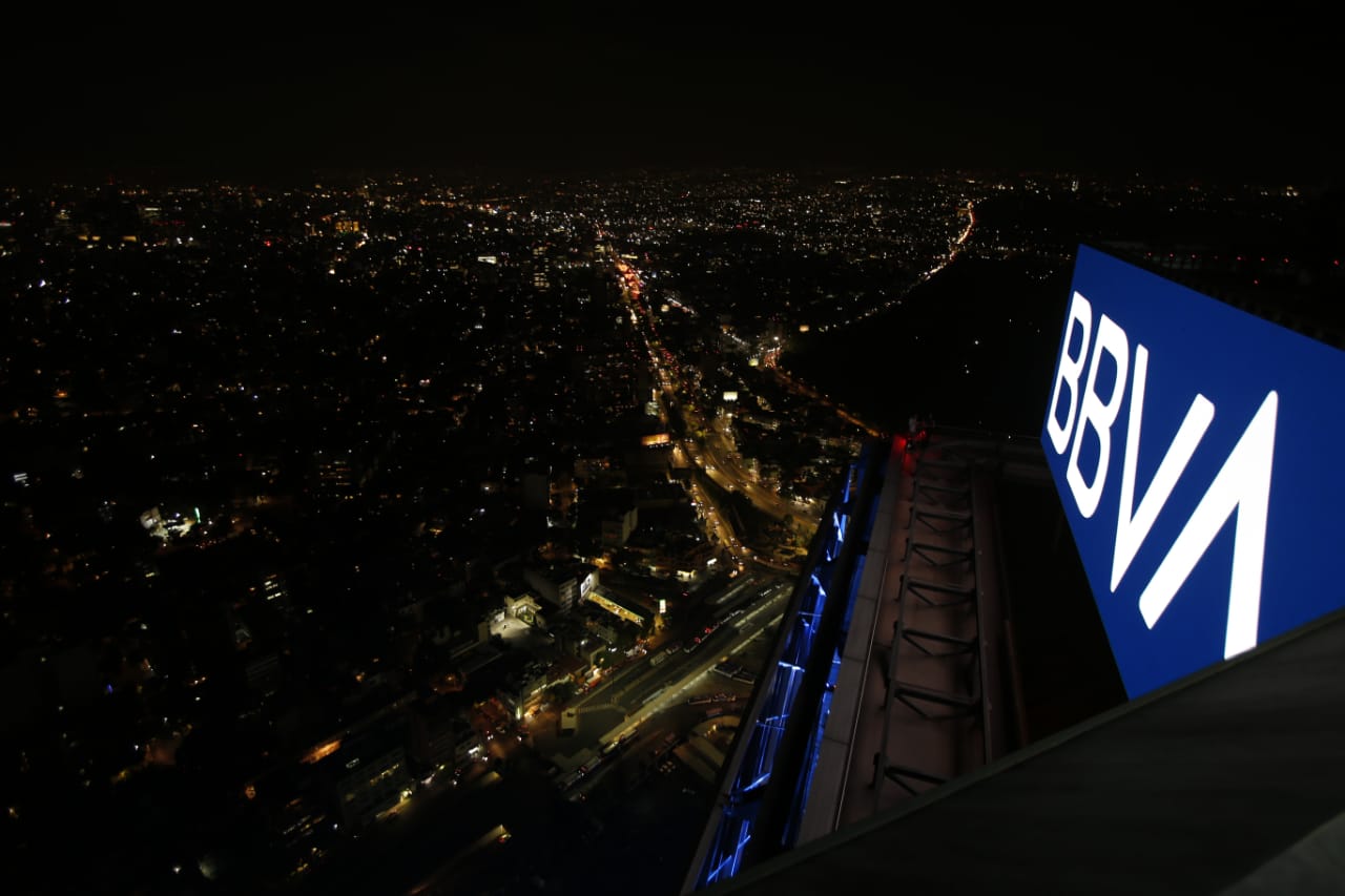 El corporativo de BBVA en Paseo de la Reforma con su nueva imagen. (Ariana Pérez)