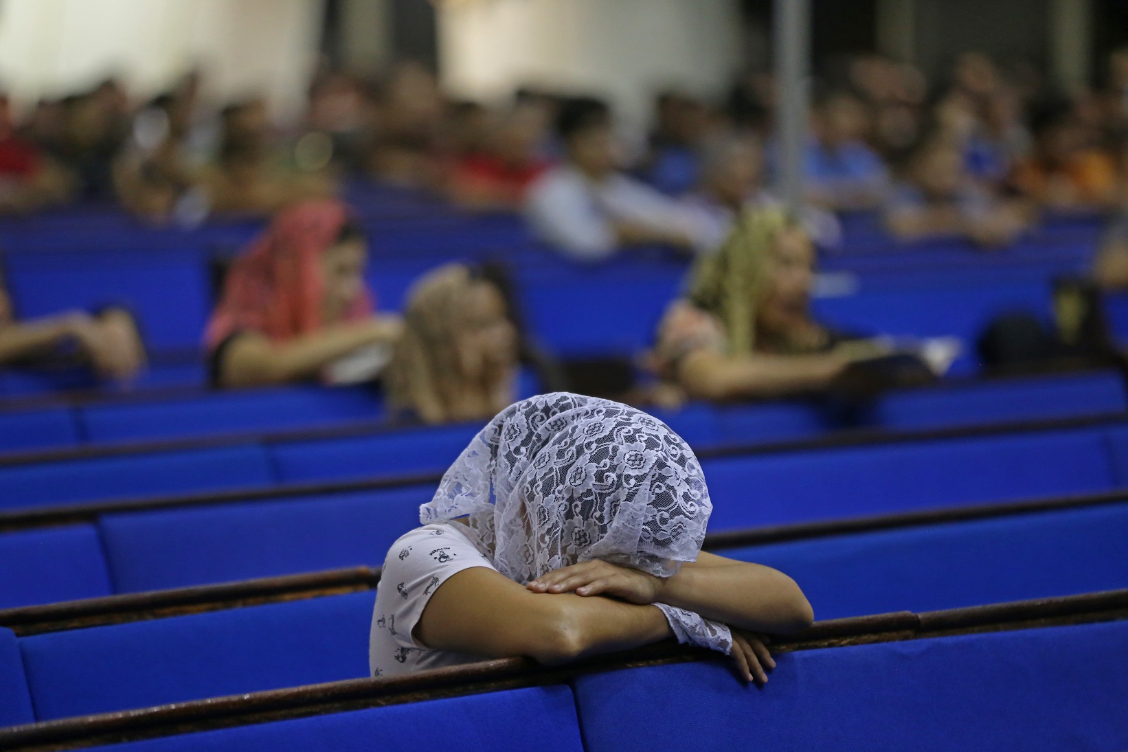 Los creyentes se reúnen en el templo para orar por la liberación del líder religioso. (FERNANDO CARRANZA)