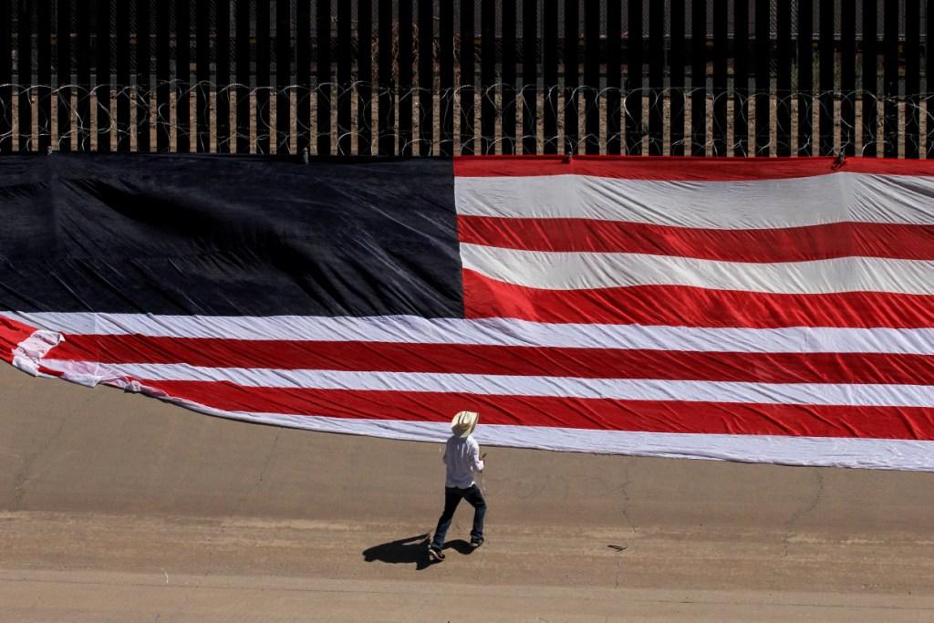 Los cuerpos fueron encontrados a escasos metros de la frontera con México (Reuters)