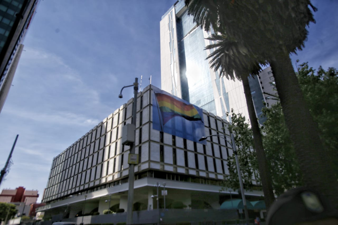 La embajada de EU en México colgó la bandera en uno de los costados del edificio. (Ariana Pérez)