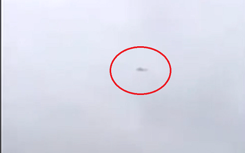El helicóptero se abrió paso entre la lluvia y las nubes hacia la isla de Manhattan. (Twitter)