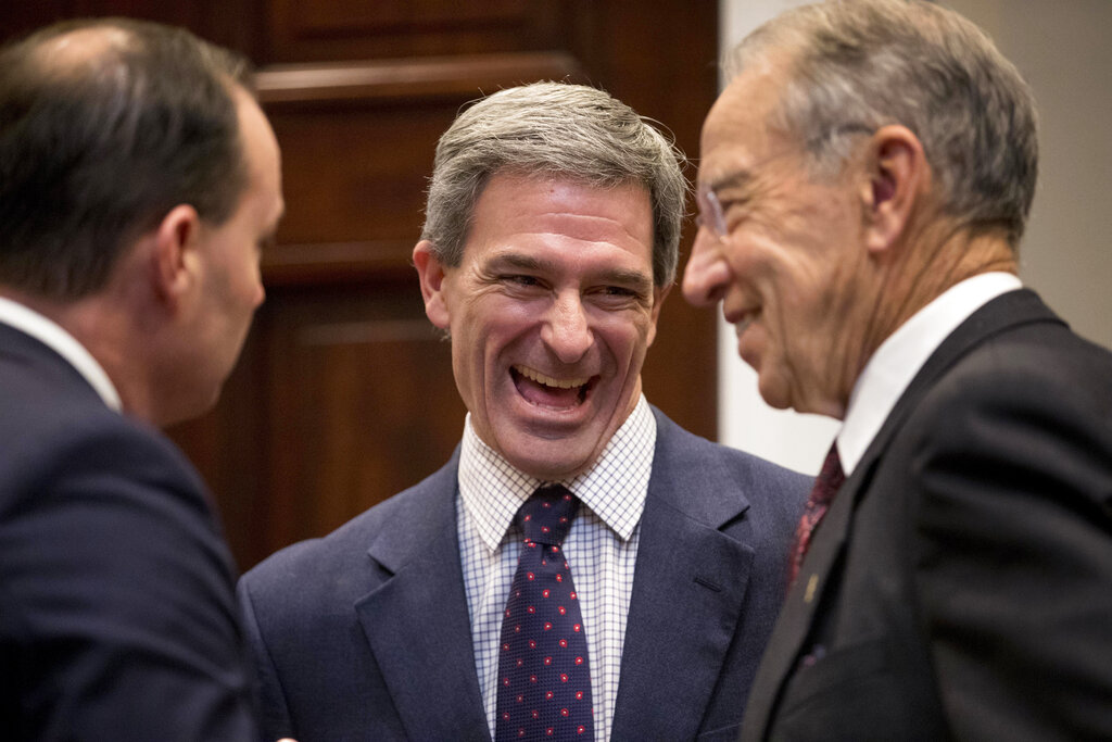 Ken Cuccinelli estará a cargo de supervisar el Servicio de Ciudadanía e Inmigración (USCIS) / AP