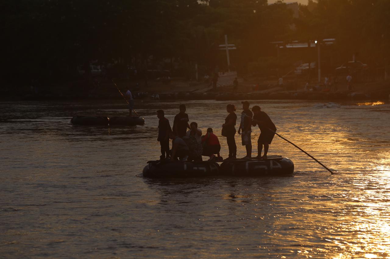 Migrantes cruzan el río Suchiate. (Nelly Salas | Milenio)