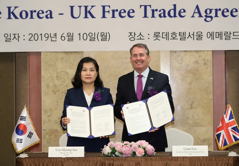 La ministra surcoreana de Comercio, Yoo Myung-hee, y su homólogo británico, Liam Fox, dieron hoy su visto bueno en Seúl. (AFP)
